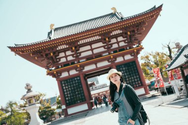 güneş ışığı altında kamera standı taşıyan fotoğrafçı