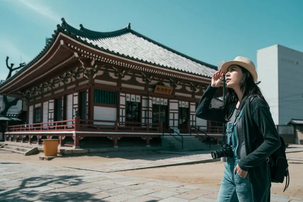 Backpacker Ontspan buiten in Shinto met Blue Sky. — Stockfoto