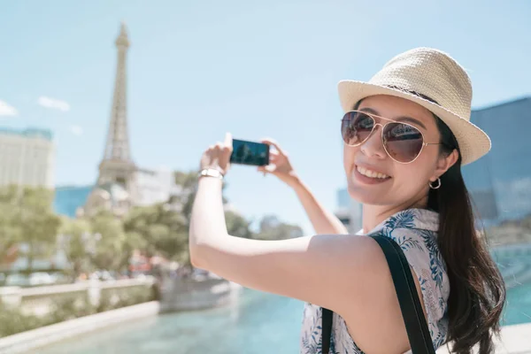 Turista femenina tomando fotos de la torre eiffel —  Fotos de Stock