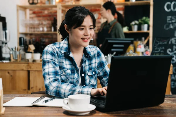 Imagem de feliz asiático jovem mulher usando laptop — Fotografia de Stock
