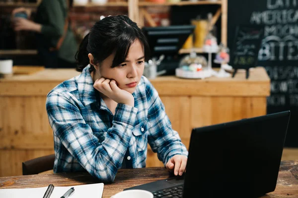 Mulher tensa trabalhando no laptop na mesa de café — Fotografia de Stock