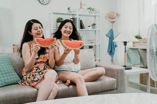 Teman-teman perempuan makan semangka di rumah musim panas — Stok Foto