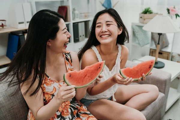 Chica divirtiéndose degustación tropical fruta fresca — Foto de Stock