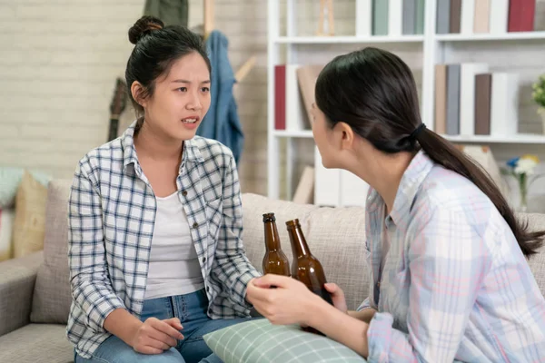 Mujer diciéndole a su amigo acerca de sus problemas — Foto de Stock