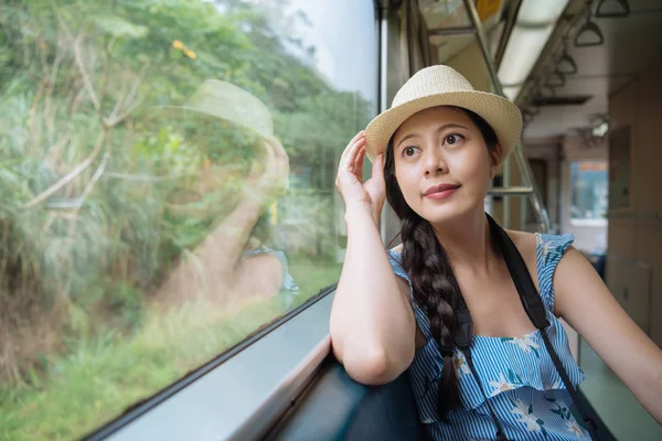 Lány turisztikai kinézetű ablak gyors vonat — Stock Fotó