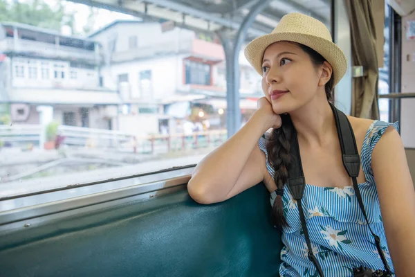Mladý asijské dívka traveler pohled přes okno — Stock fotografie