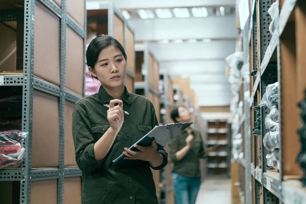 Meisje werkt in Storehouse met collega — Stockfoto