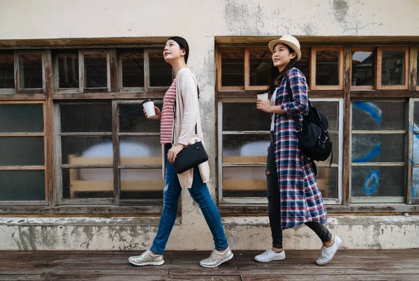 Duas mulheres turistas passeando em pequena aldeia — Fotografia de Stock
