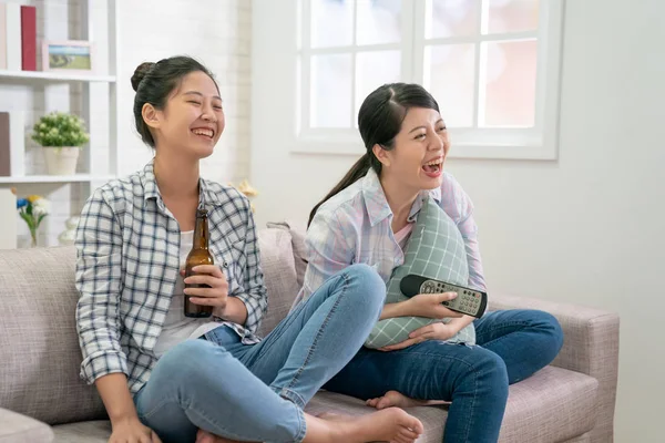 Amigos pasar el fin de semana en sofá riendo — Foto de Stock