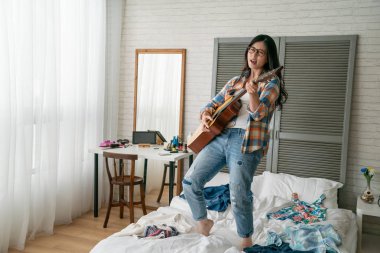 dağınık giysiler enstrüman çalan bayan