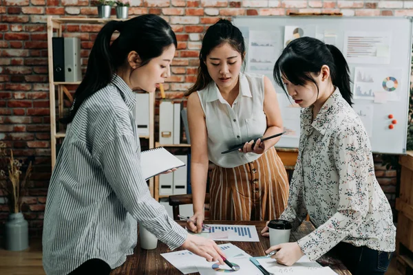 Drie vrouwelijke in Office met gesprek — Stockfoto