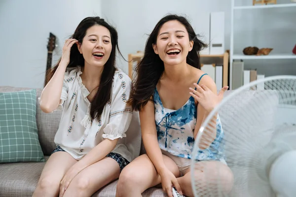Le ragazze si rilassano con il refrigeratore d'aria a casa in estate — Foto Stock