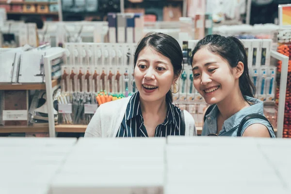 Niñas comprando compras en la tienda de papelería — Foto de Stock