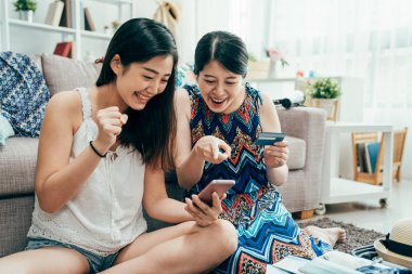 arkadaşlar rezervasyon turu online holding akıllı telefon