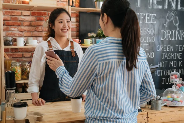 Client showing online payment to waitress — Stock Photo, Image