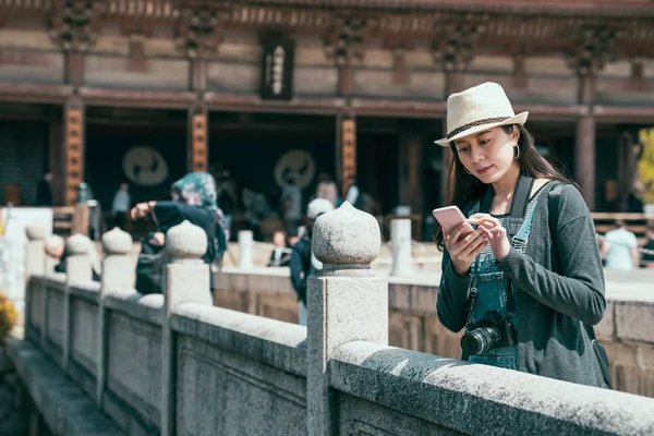 Ragazza hipster con cappello guardando smart phone — Foto Stock