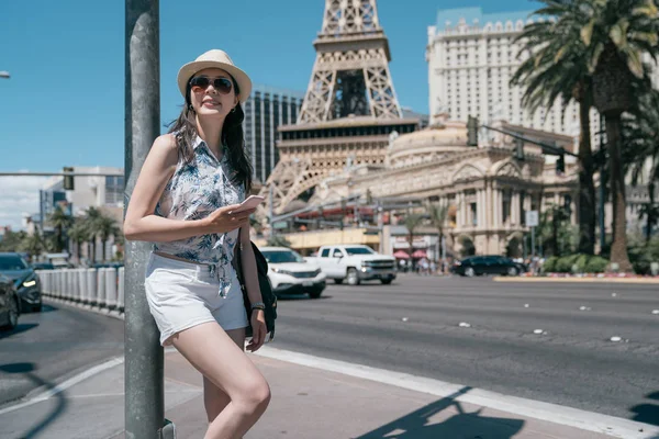 Turista sorrindo usando smartphone ao ar livre — Fotografia de Stock