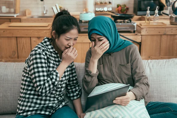 Amigas viendo películas de terror — Foto de Stock