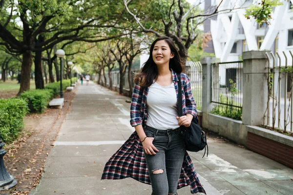 Turistas mujeres caminando por el camino en el parque — Foto de Stock