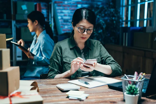 직원 사용 태블릿 아웃 시간 작업 밤 — 스톡 사진