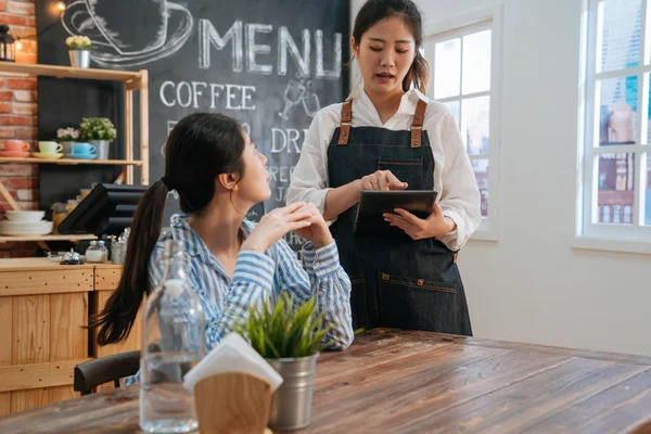 Cliente concentrado escuchando al personal en la cafetería . — Foto de Stock