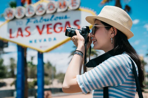 Girl making photos at summer travel trip — Stock Photo, Image