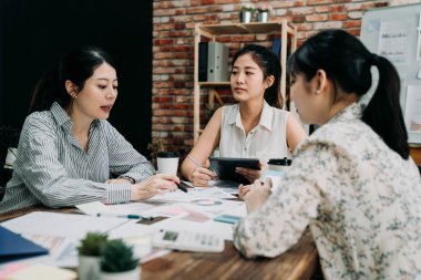 Çalışanlarla konuşan çekici iş kadını