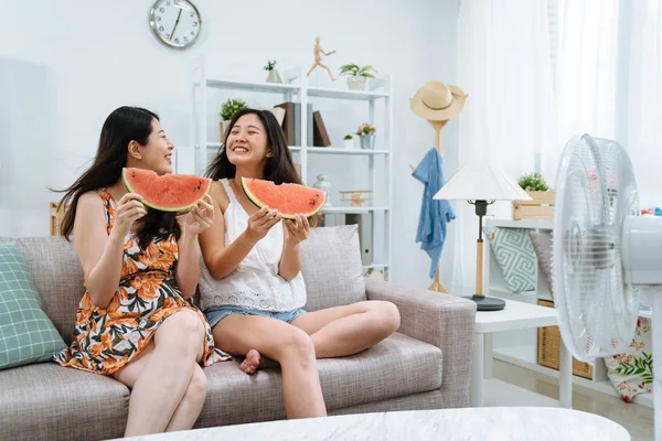 Teman-teman wanita makan semangka dan santai — Stok Foto