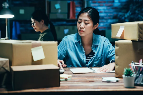 Collega laat in de nacht werken met Card boards — Stockfoto