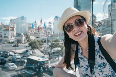şehirde yürüyen turist kendini fotoğraflıyor