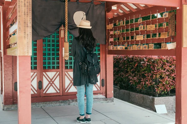 Shinto'da dua eden asyalı kadın gezgin — Stok fotoğraf