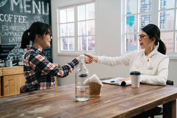 HR handshaking vrouwelijke sollicitant won interview — Stockfoto