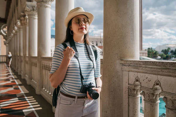 Chica turismo hermoso monumento de la Edad Media — Foto de Stock