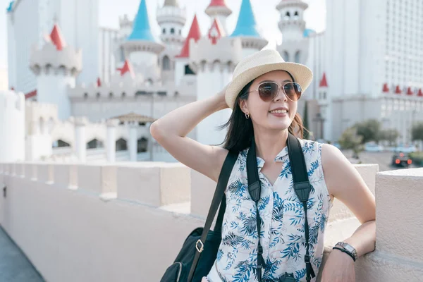 Glückliche Frau lehnt Mauer des Schlosses an sonnigem Tag — Stockfoto