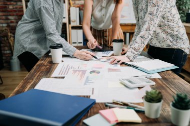 mali rapora işaret eden kadın elleri