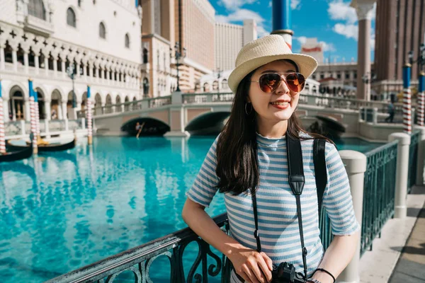 Relaxar mulher turística inclinada sobre trilhos por lago — Fotografia de Stock