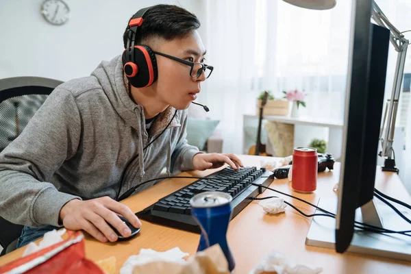 헤드셋 재생 게임을 가진 집중아시아 남자 — 스톡 사진