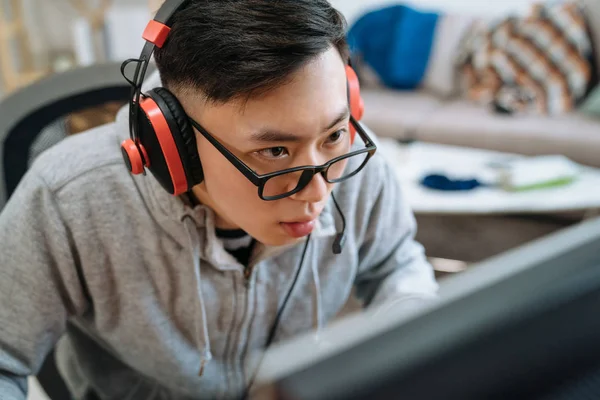 Knappe mannelijke tiener spelen computerspel — Stockfoto