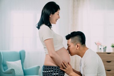 gelecekteki baba eşi çıplak göbek ile yenidoğan öpücük