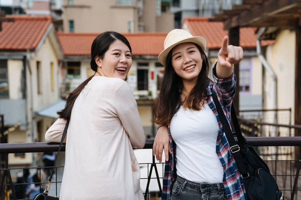 아름다운 일몰과 함께 하늘에서 여자 포인트 — 스톡 사진