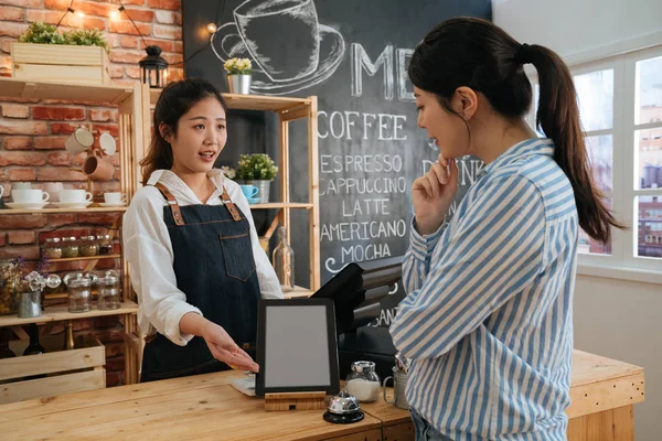 Tableta digital con pantalla en blanco en cafetería . — Foto de Stock