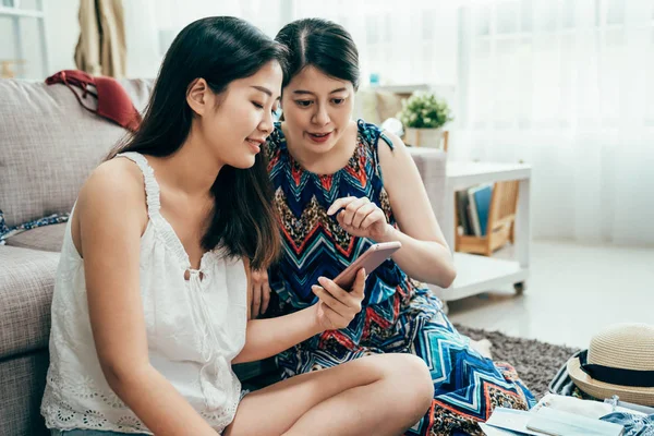 Meisje het gebruik van mobiele telefoon samen winkelen online — Stockfoto