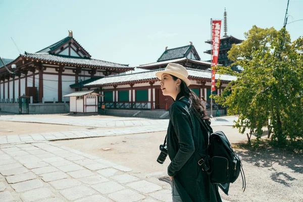 Turista llevar cámara mientras visita shitennoji — Foto de Stock