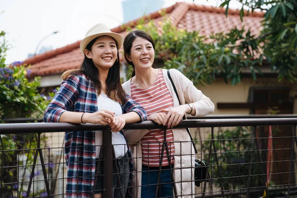 Amigos turismo curiosamente hermosa vista de la ciudad — Foto de Stock