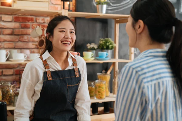 Sonriente café personal femenino tomando orden — Foto de Stock