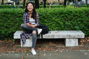 kız bacaklar yüz kamera gülerek çapraz