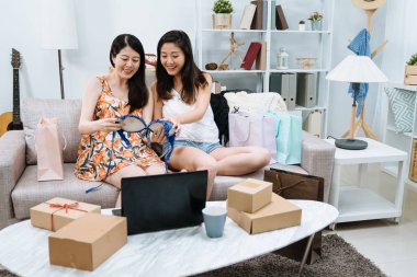 kızlar online dükkandan parsel teslimat açma