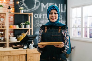 kahve dükkanında müslüman işçi tebrik müşteri