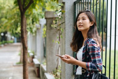 üniversiteli kız okul çit korkuluk yaslanmış