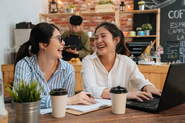 Collega's lachen tijdens een gesprek — Stockfoto